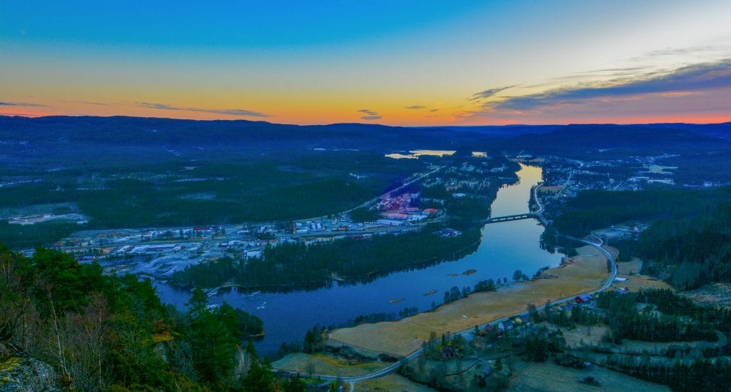 Utsikt utover Evje og Hornnes fra Fennefossfjellet. Foto.